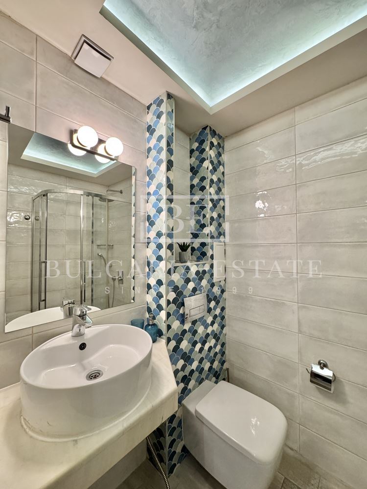 Луксозен двустаен апартамент под наем с подземно паркомясто в центъра на Варна - 0