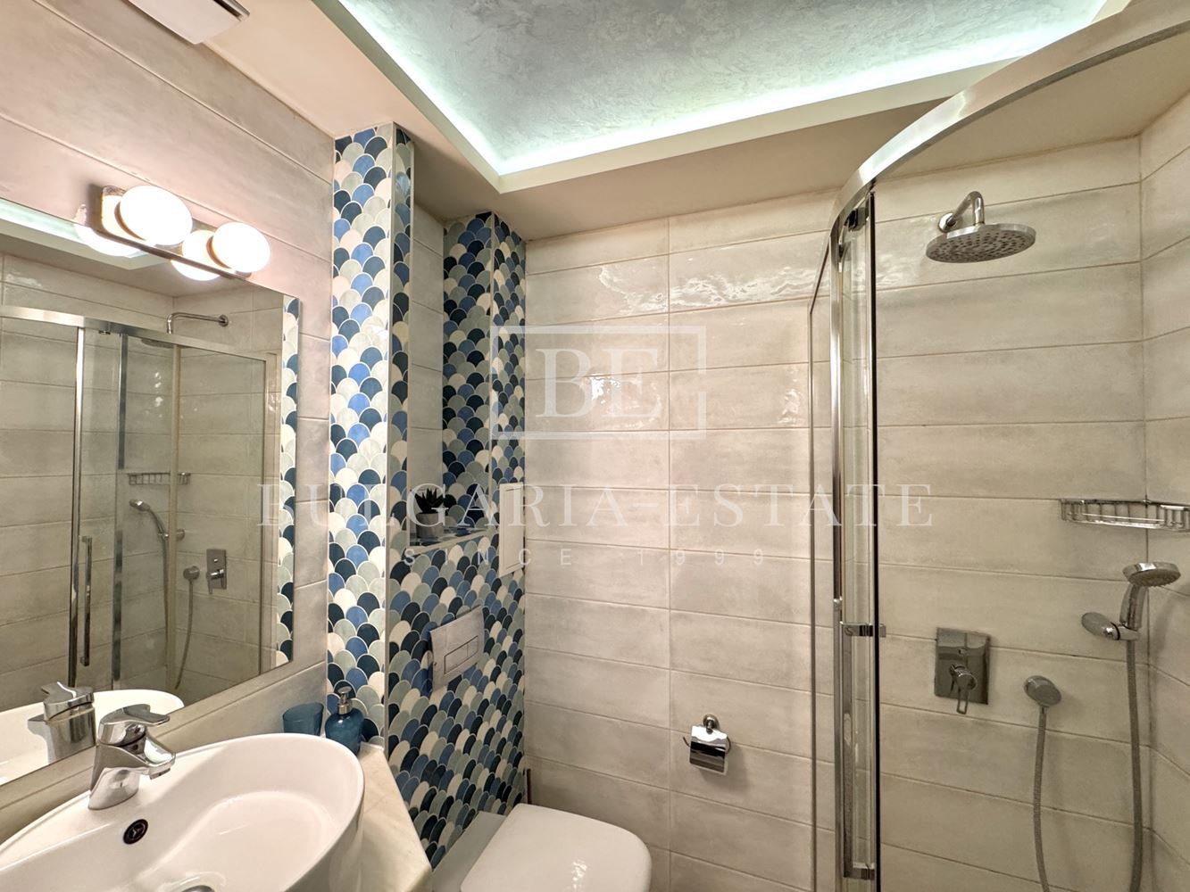 Луксозен двустаен апартамент под наем с подземно паркомясто в центъра на Варна - 0