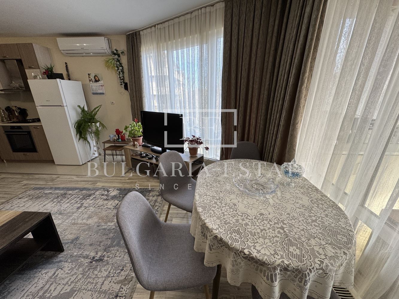 🏡 Стилно обзаведен тристаен апартамент с паркомясто в с. Езерово - 0