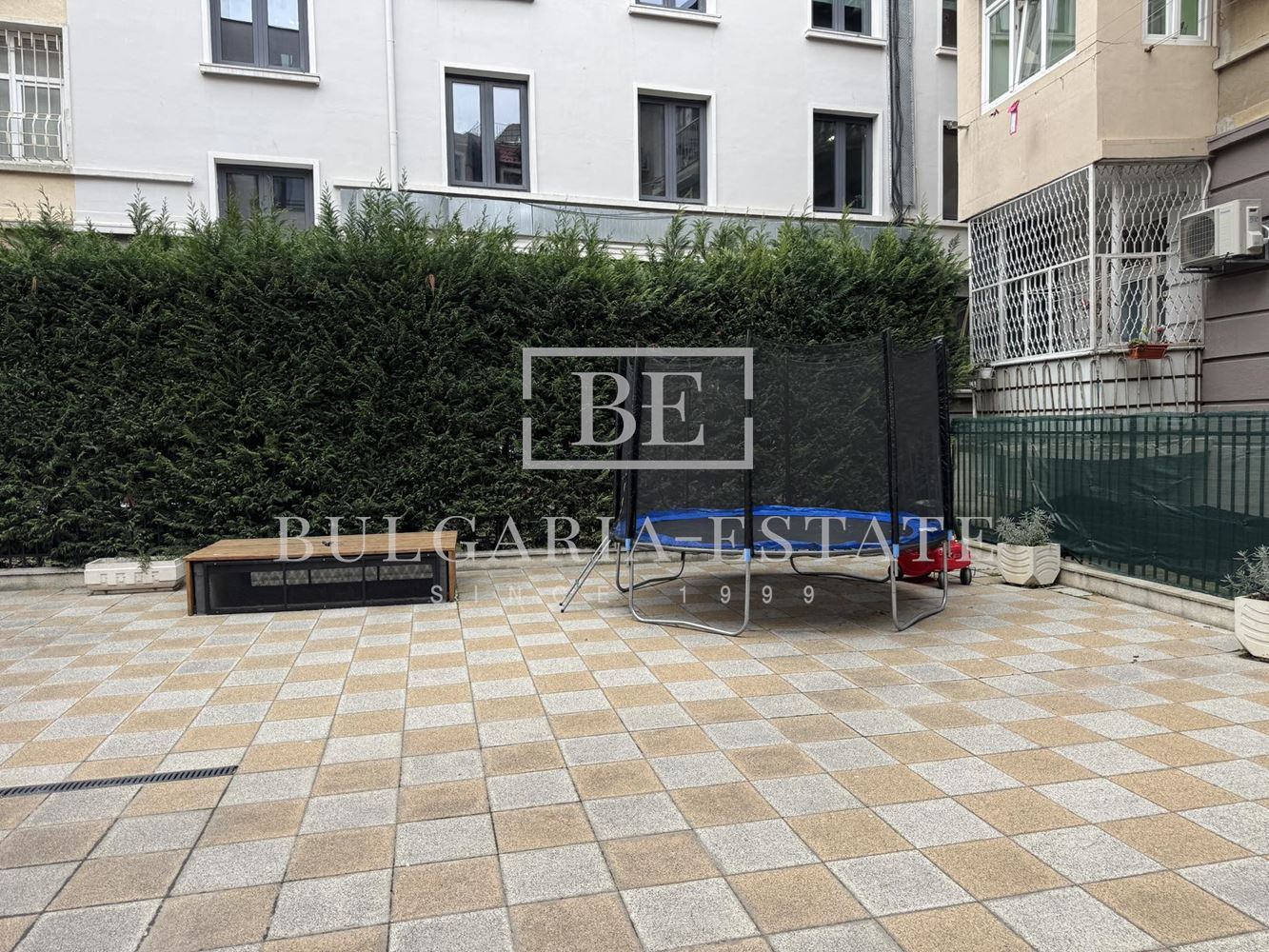 Луксозен двустаен апартамент под наем с подземно паркомясто в центъра на Варна - 0