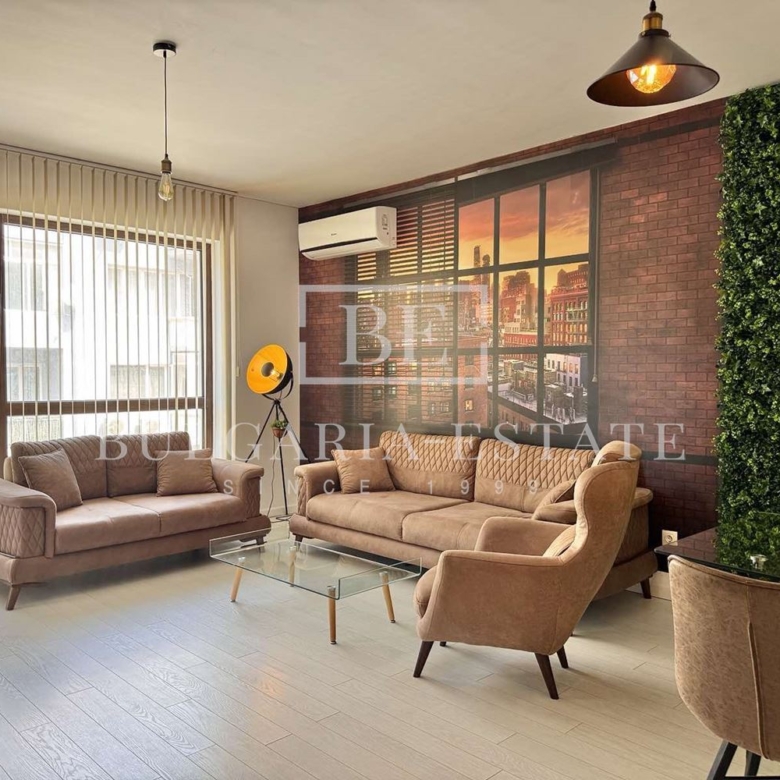 Роскошная трехкомнатная квартира в самом центре Варны - 0