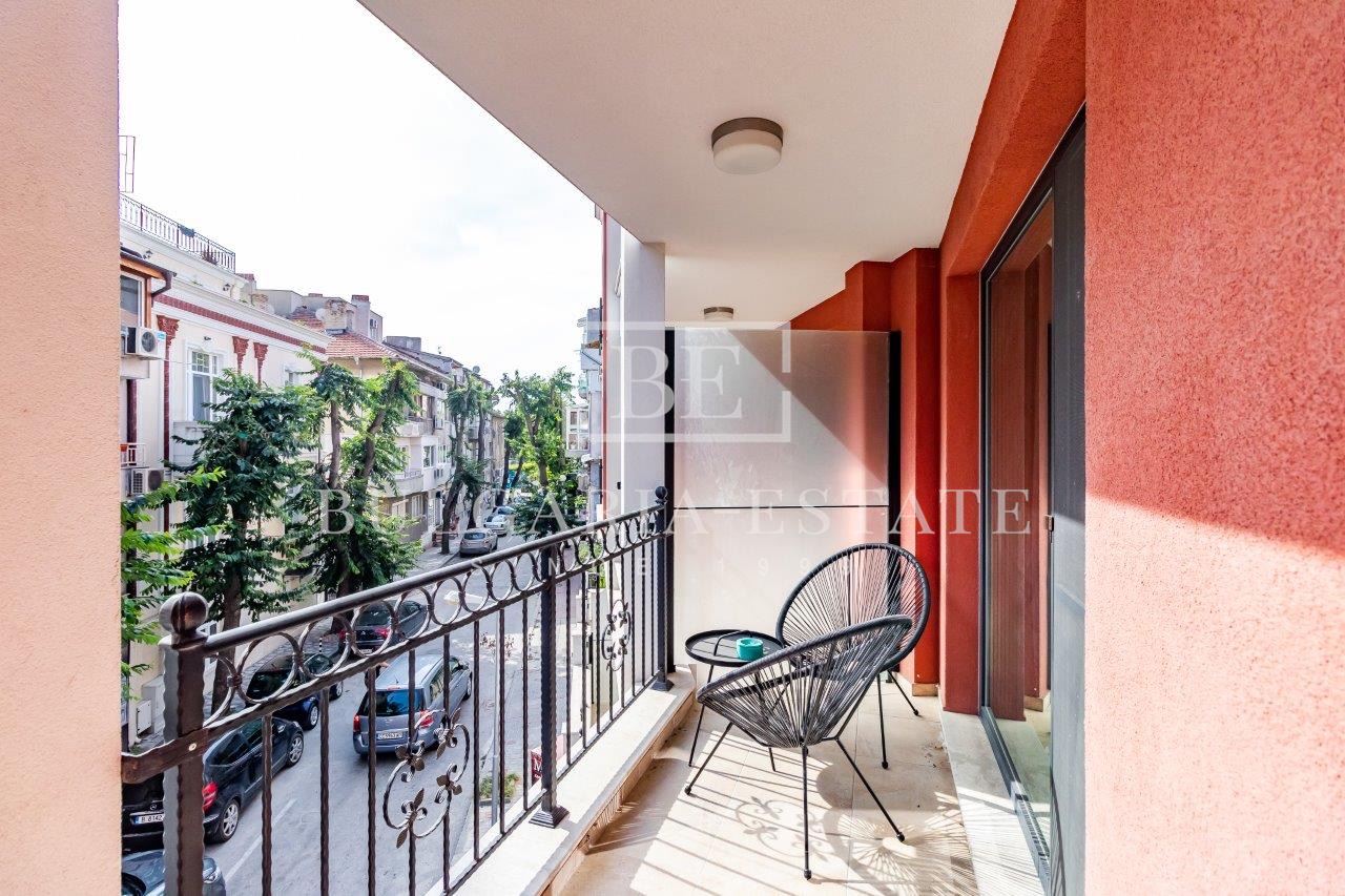 Луксозен двустаен апартамент под наем с подземно паркомясто в центъра на Варна - 0