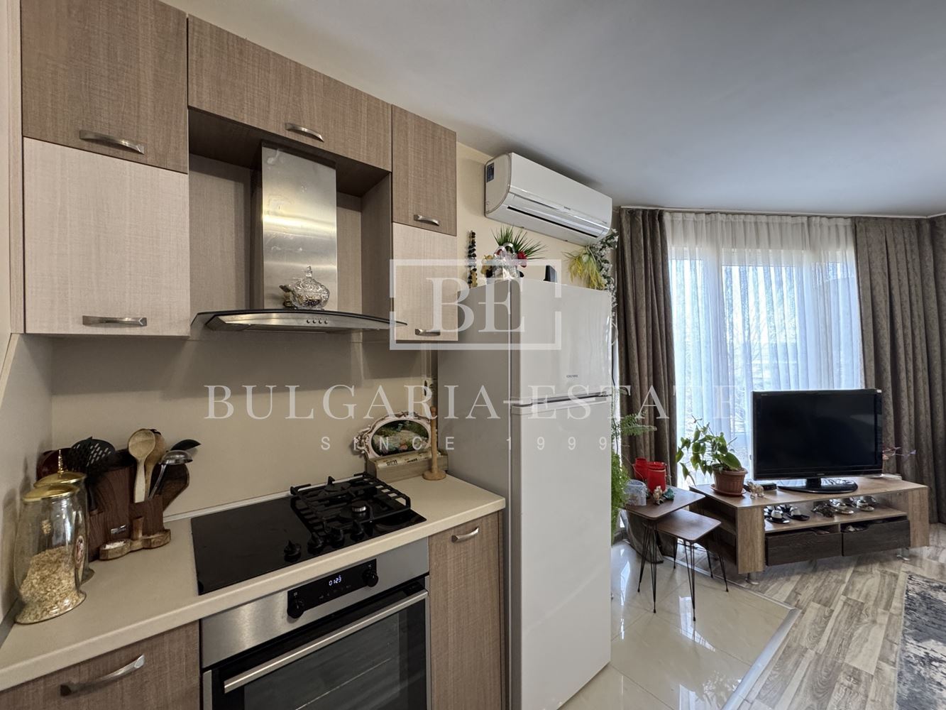 🏡 Стилно обзаведен тристаен апартамент с паркомясто в с. Езерово - 0