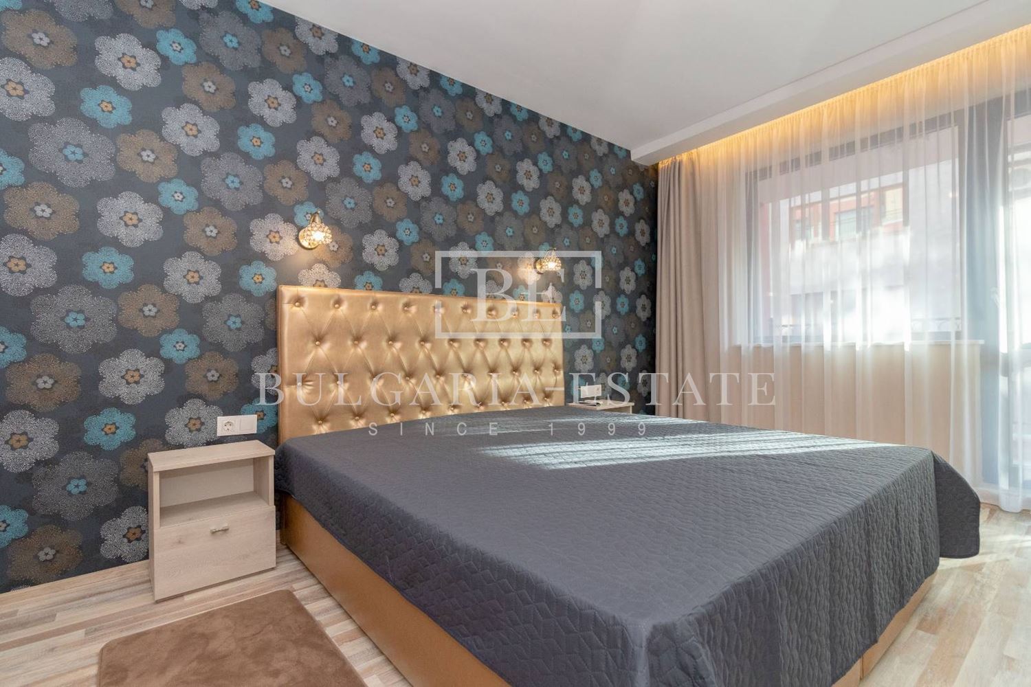 Луксозен двустаен апартамент под наем с подземно паркомясто в центъра на Варна - 0