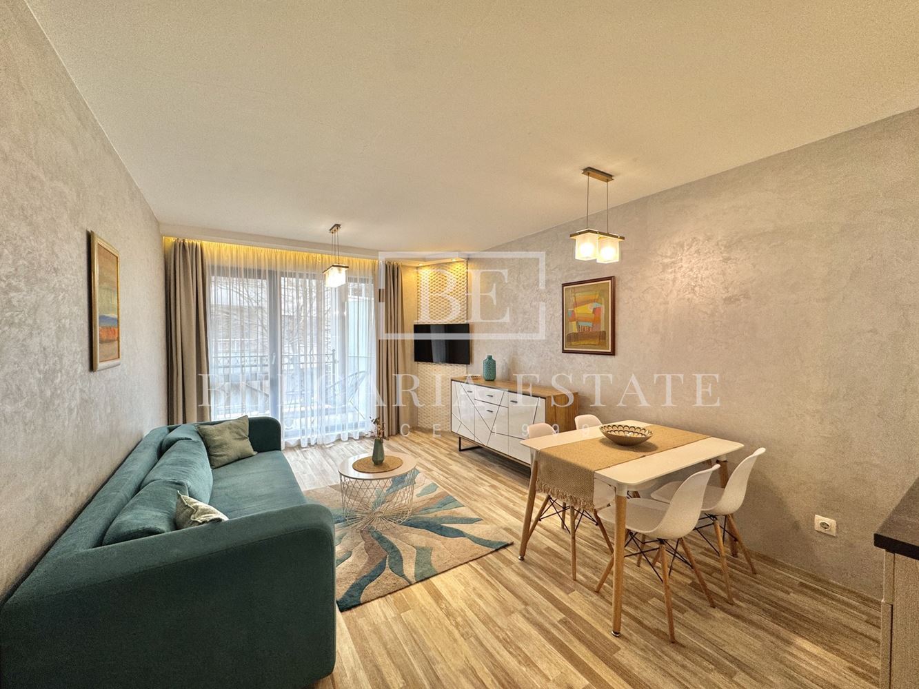 Луксозен двустаен апартамент под наем с подземно паркомясто в центъра на Варна - 0