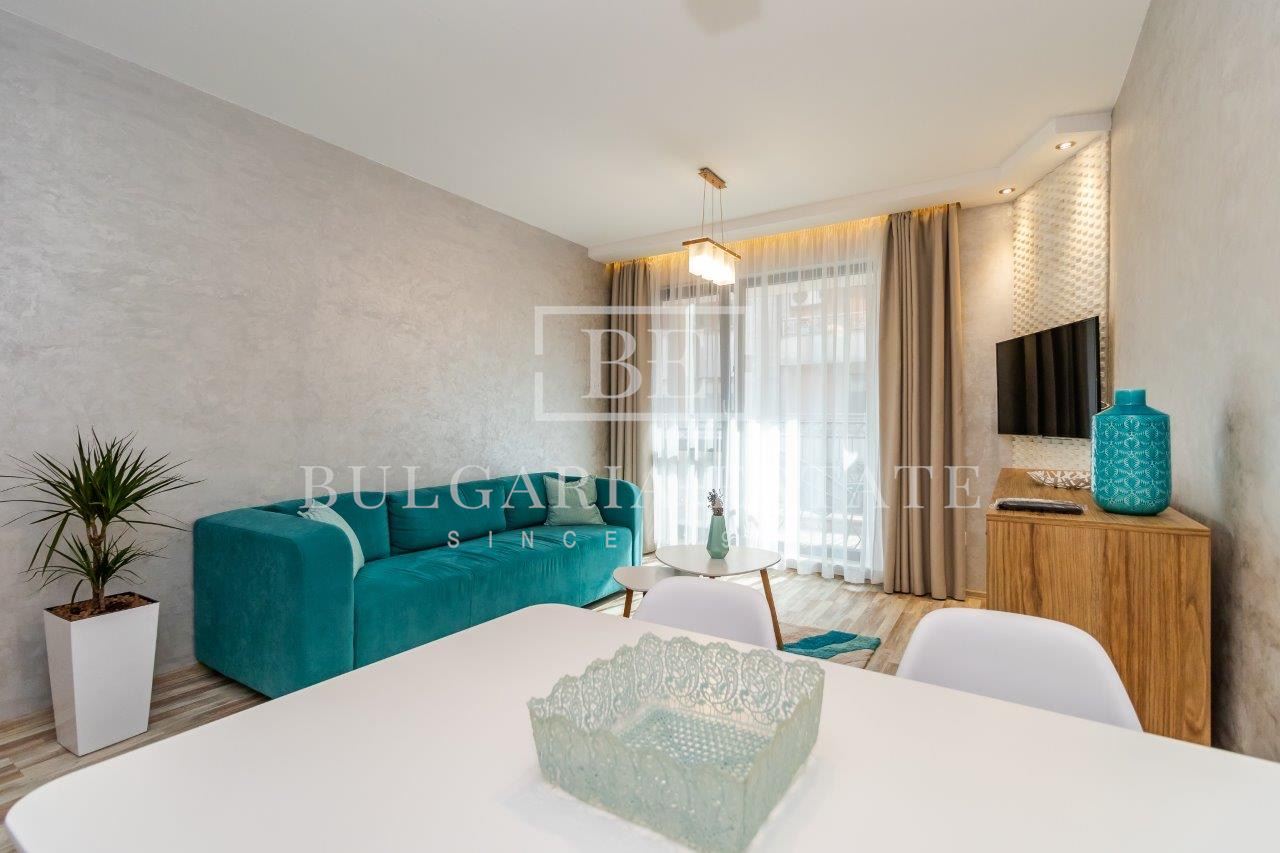 Луксозен двустаен апартамент под наем с подземно паркомясто в центъра на Варна - 0