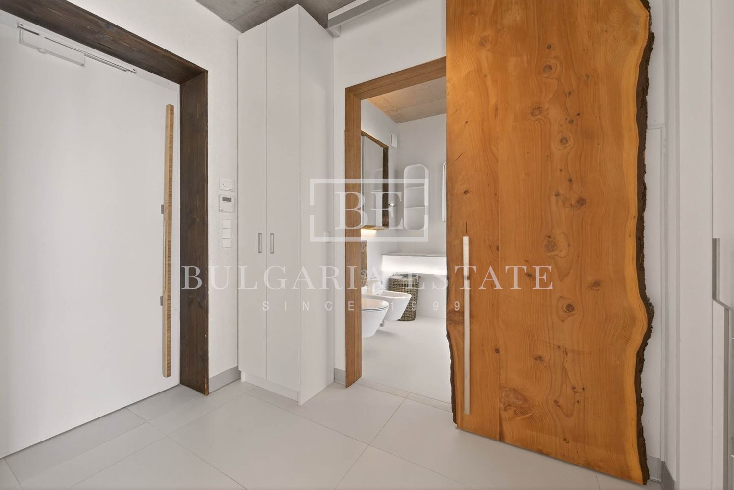 ✨ Двустаен Апартамент BEAUTY под наем – дизайнерски лукс в „Умната сграда“, Варна 🌊 - 0