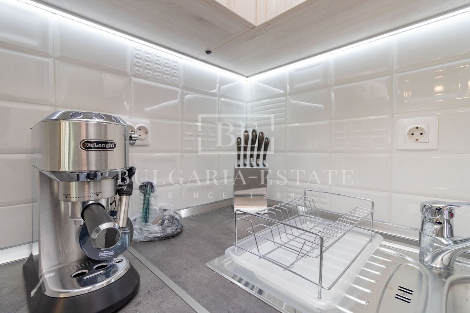 Луксозен двустаен апартамент под наем с подземно паркомясто в центъра на Варна - 0