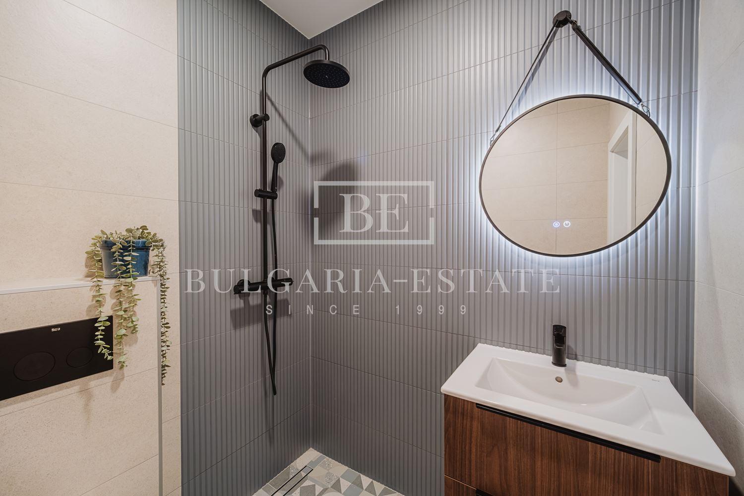 ЕКСКЛУЗИВНО! Тристаен апартамент с морска гледка и подземно паркомясто в Bella Vita - 0