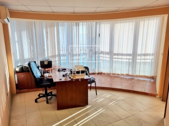 Офис с паркоместа - 150кв.м, Лятно кино Тракия - 0