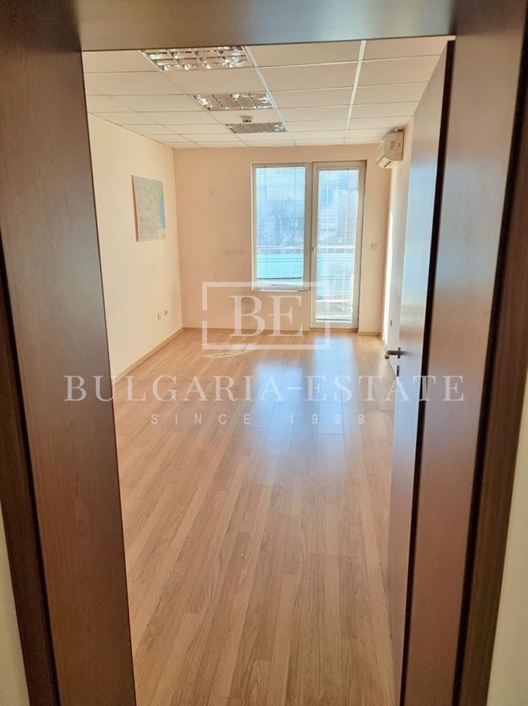 Офис с паркоместа - 150кв.м, Лятно кино Тракия - 0