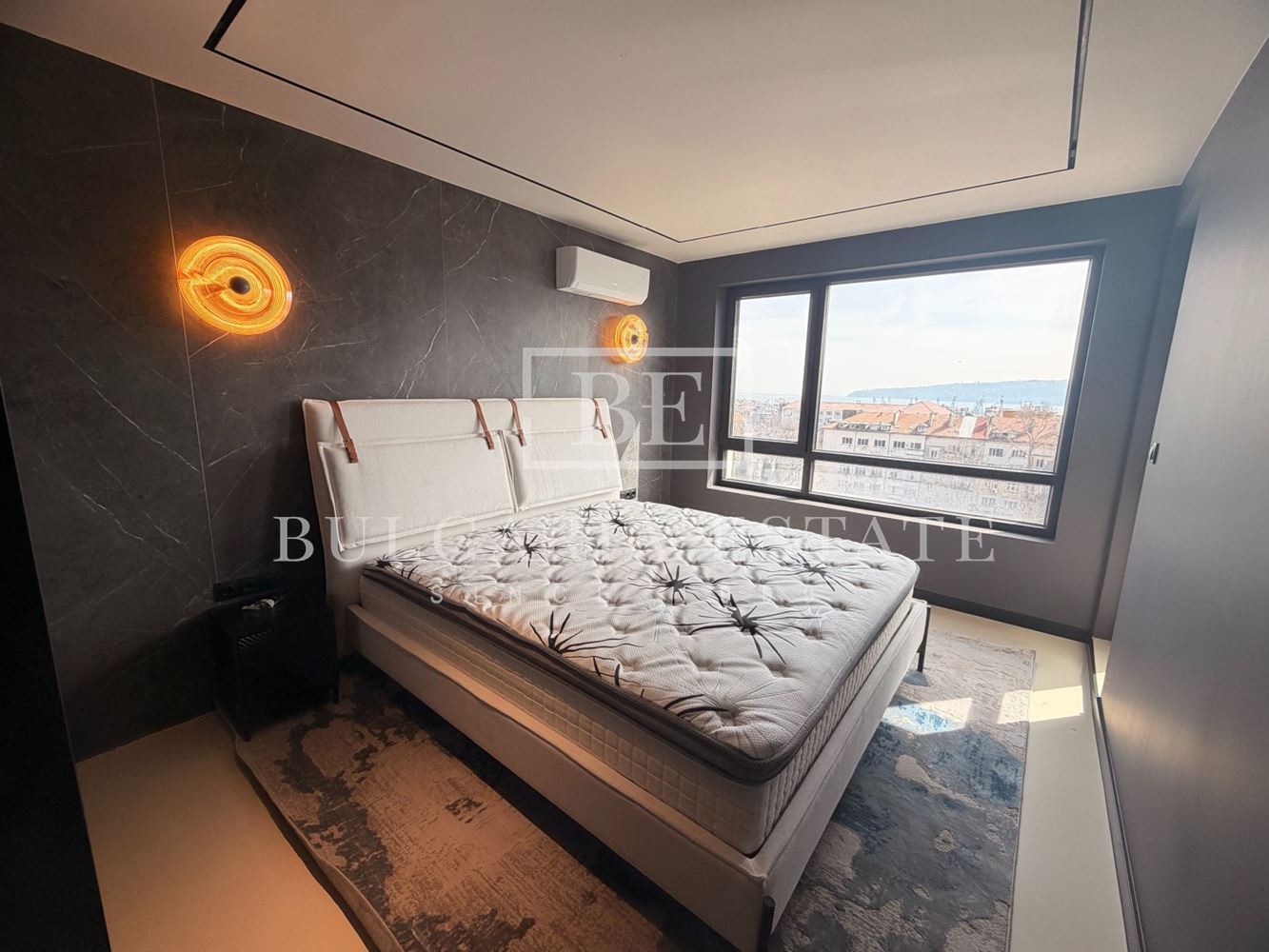 Tристаен апартамент - Широк център - 0