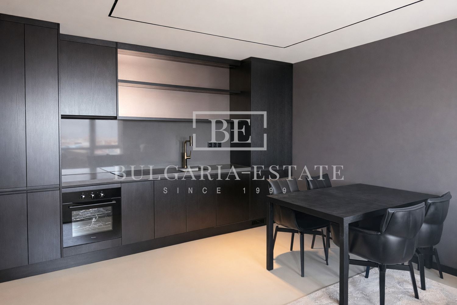 Тристаен - Широк център - 0