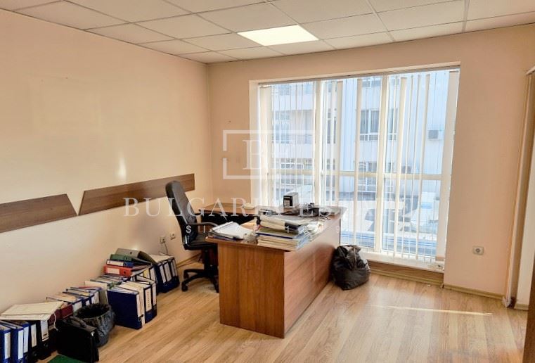 Офис с паркоместа - 150кв.м, Лятно кино Тракия - 0