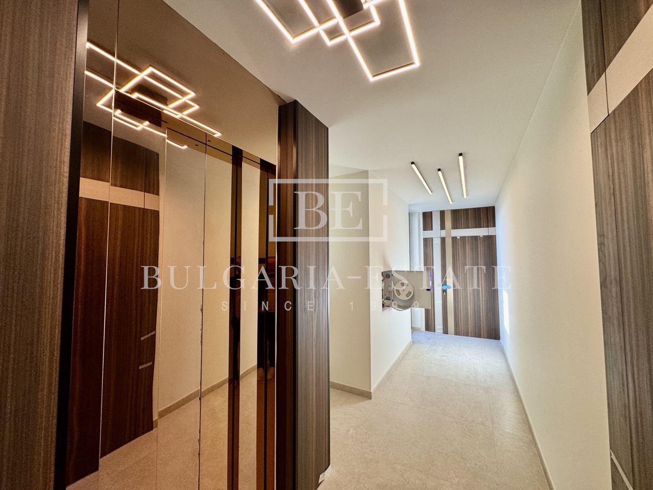 🏡 Тристаен апартамент в бутикова сграда с усещане за престиж и лукс ✨ - 0