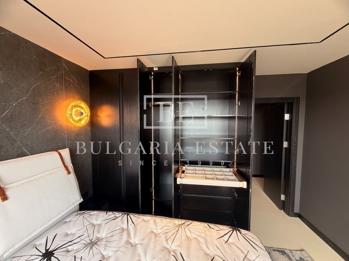 Tристаен апартамент - Широк център - 0