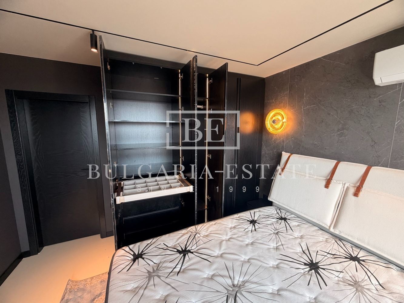 Тристаен - Широк център - 0