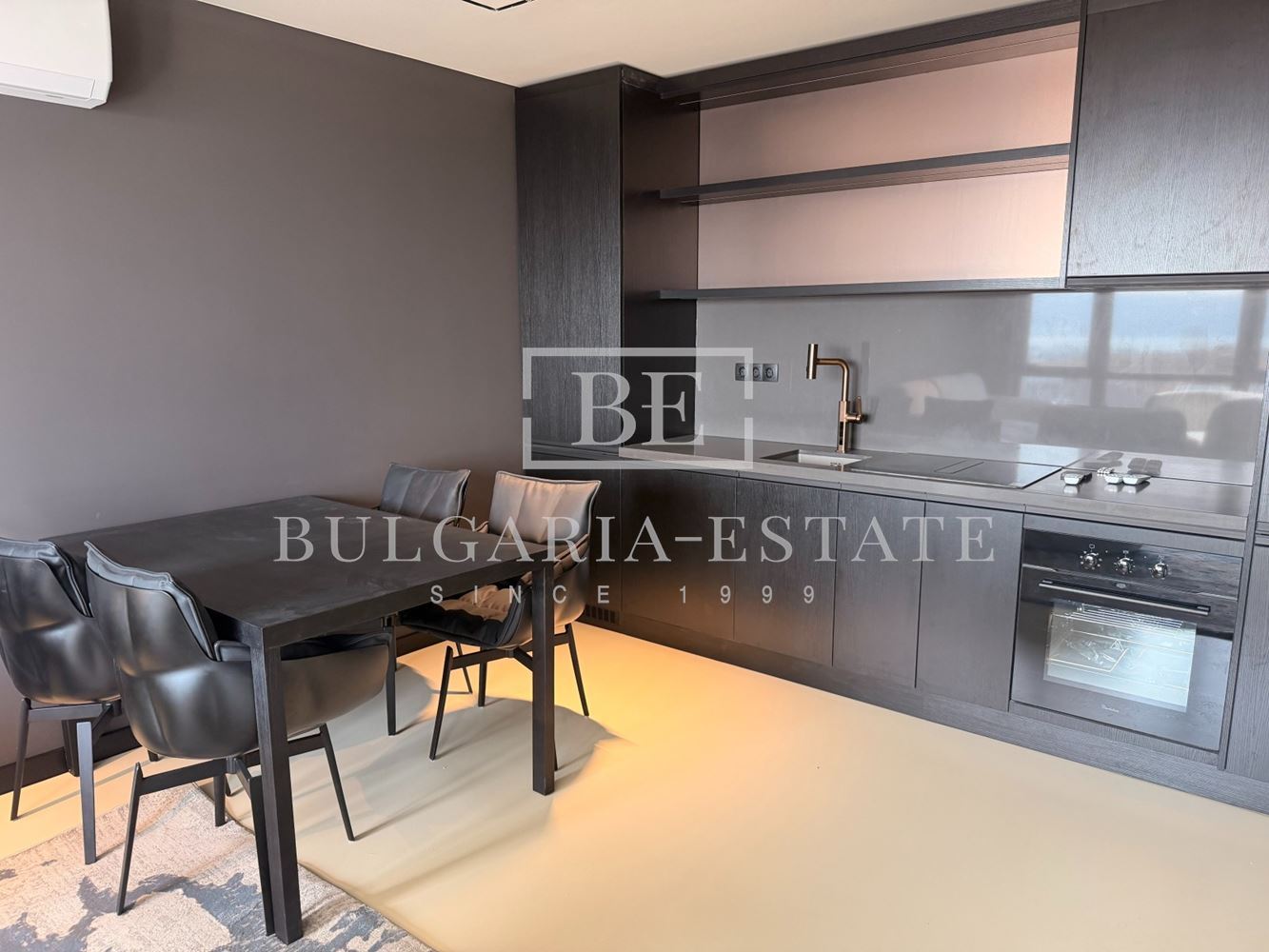 Tристаен апартамент - Широк център - 0