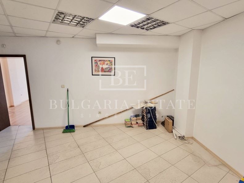Офис с паркоместа - 150кв.м, Лятно кино Тракия - 0