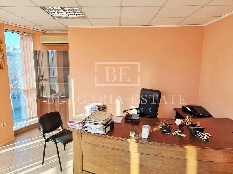 Офис с паркоместа - 150кв.м, Лятно кино Тракия - 0