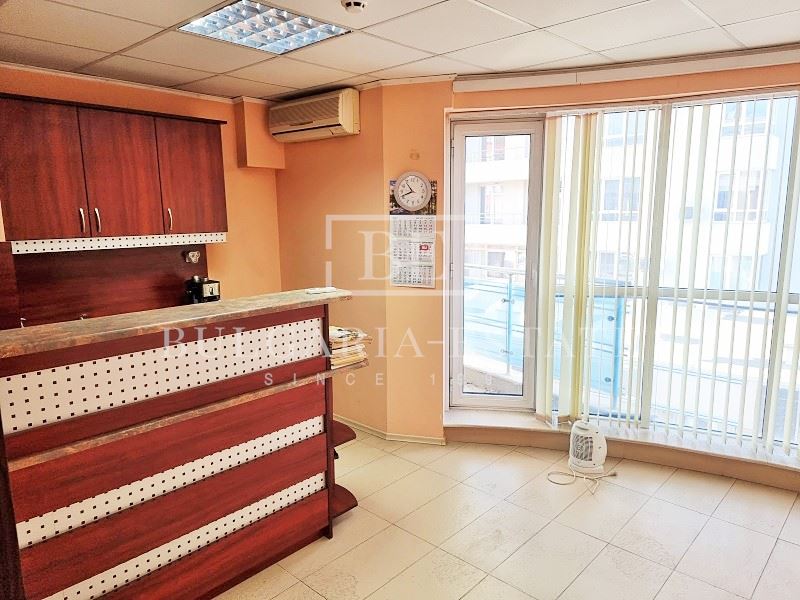 Офис с паркоместа - 150кв.м, Лятно кино Тракия - 0