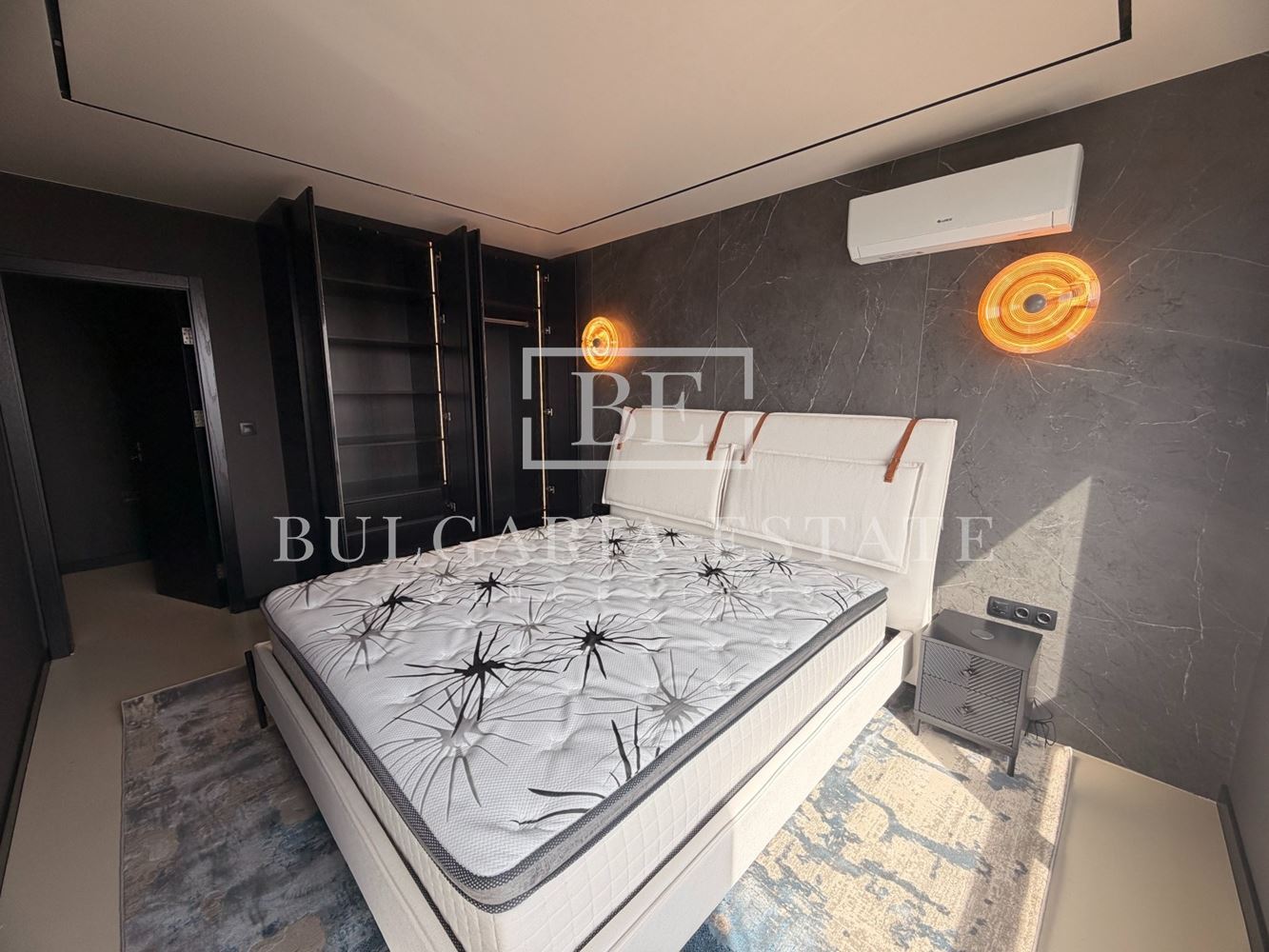 Tристаен апартамент - Широк център - 0