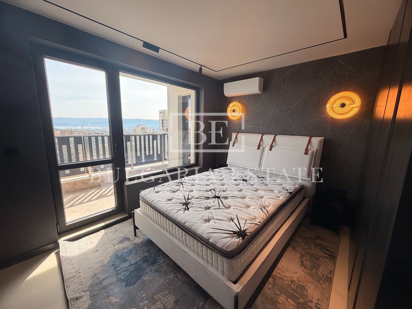 Tристаен апартамент - Широк център - 0