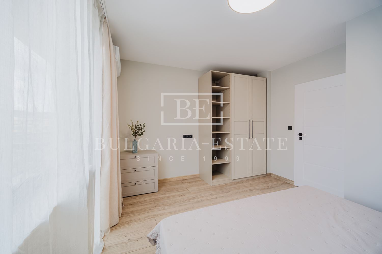 ЕКСКЛУЗИВНО! Тристаен апартамент с морска гледка и подземно паркомясто в Bella Vita - 0