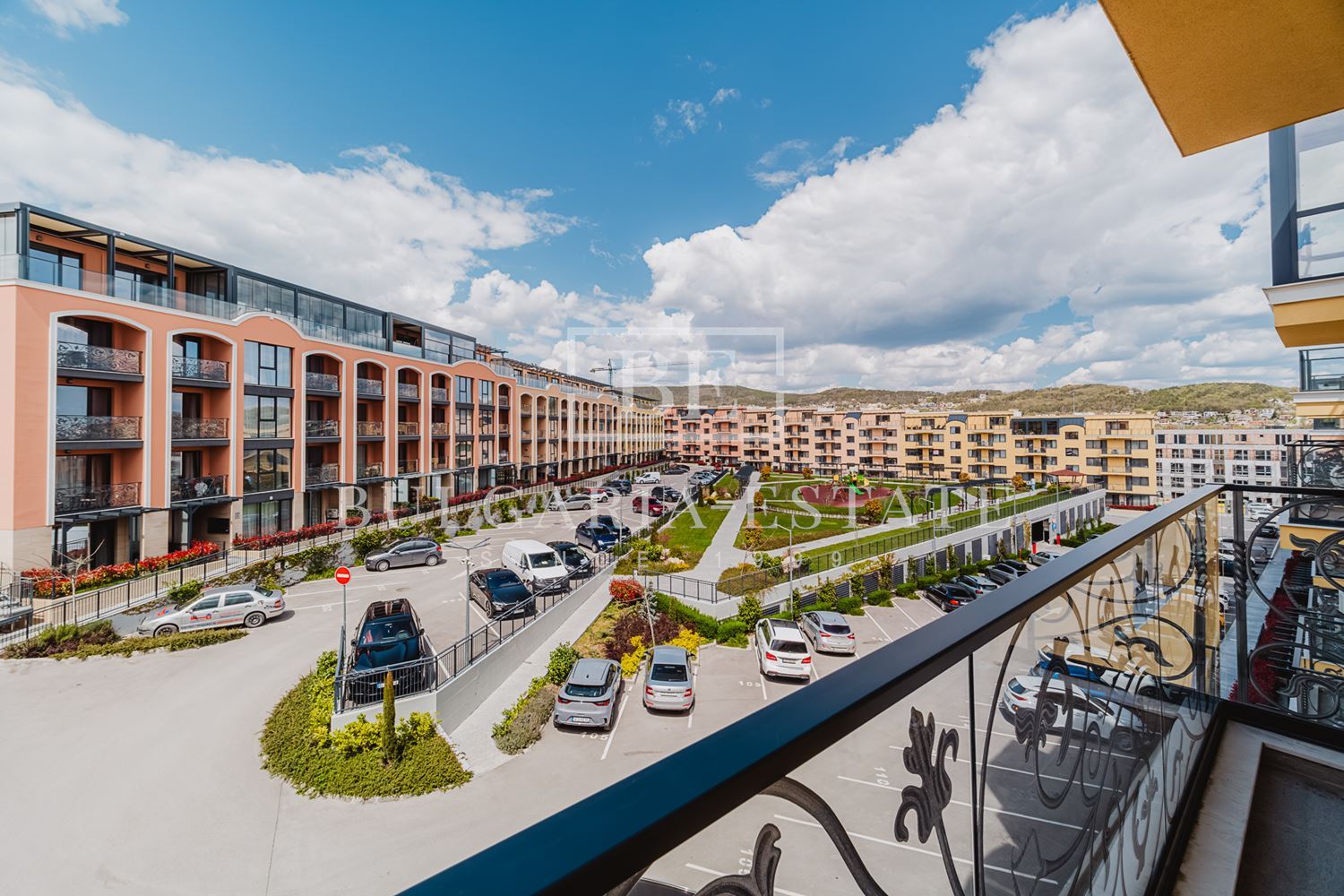 ЕКСКЛУЗИВНО! Тристаен апартамент с морска гледка и подземно паркомясто в Bella Vita - 0