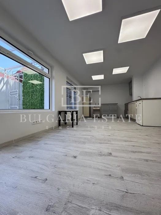 🏢 **Офис за продажба в района на Колхозен пазар, гр. Варна** - 0