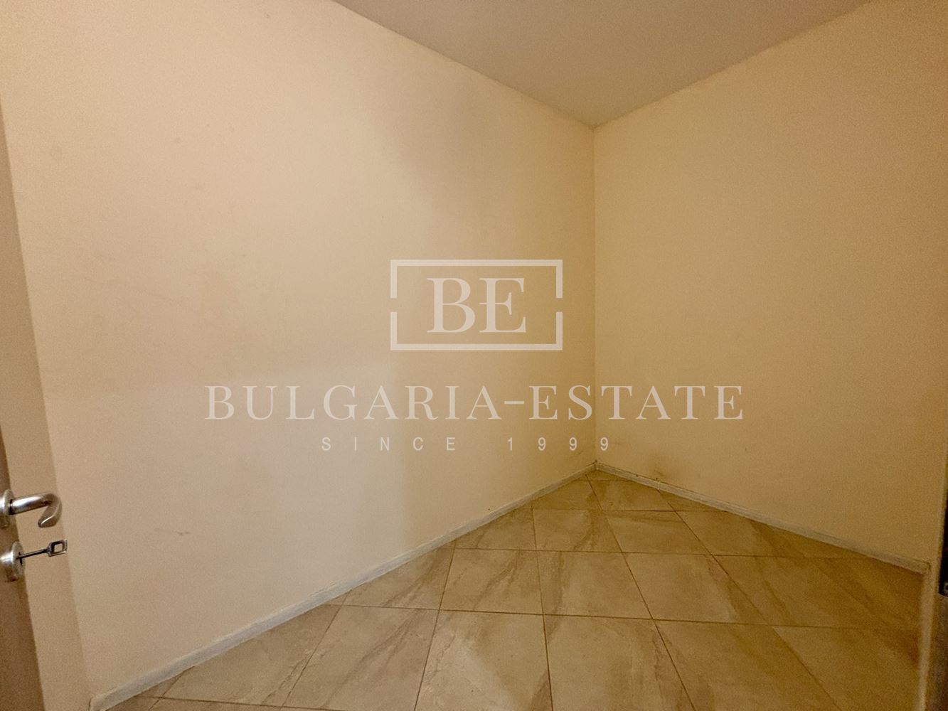 🏖️ Просторен Двустаен апартамент с огромна тераса и паркомясто в South Bay Residence, Аспарухово – Варна. - 0