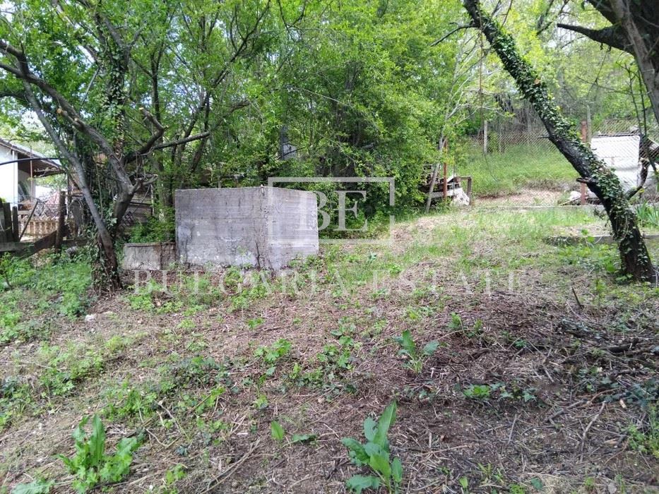 Парцел с дървена постройка и ток – отличен достъп само на 600 м от главен път Описание: - 0