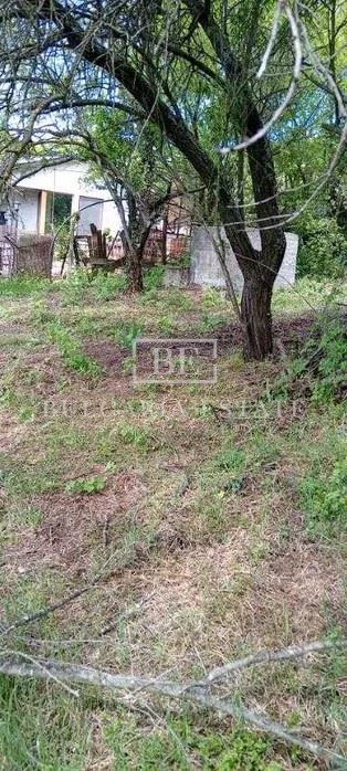 Парцел с дървена постройка и ток – отличен достъп само на 600 м от главен път Описание: - 0