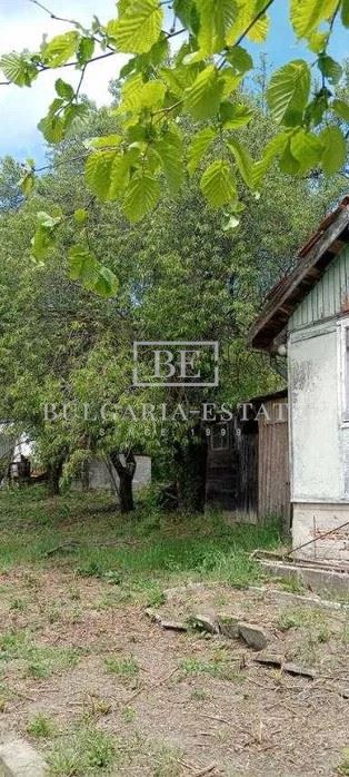 Парцел с дървена постройка и ток – отличен достъп само на 600 м от главен път Описание: - 0