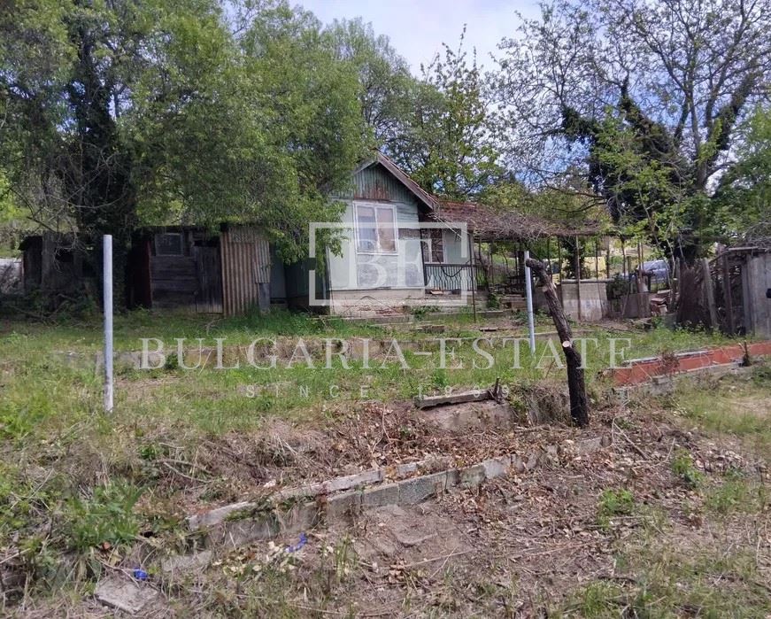 Парцел с дървена постройка и ток – отличен достъп само на 600 м от главен път Описание: - 0