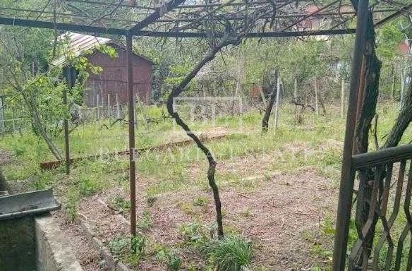 Парцел с дървена постройка и ток – отличен достъп само на 600 м от главен път Описание: - 0