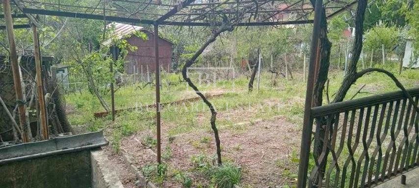 Парцел с дървена постройка и ток – отличен достъп само на 600 м от главен път Описание: - 0
