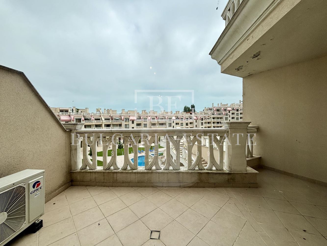 🏖️ Просторен Двустаен апартамент с огромна тераса и паркомясто в South Bay Residence, Аспарухово – Варна. - 0