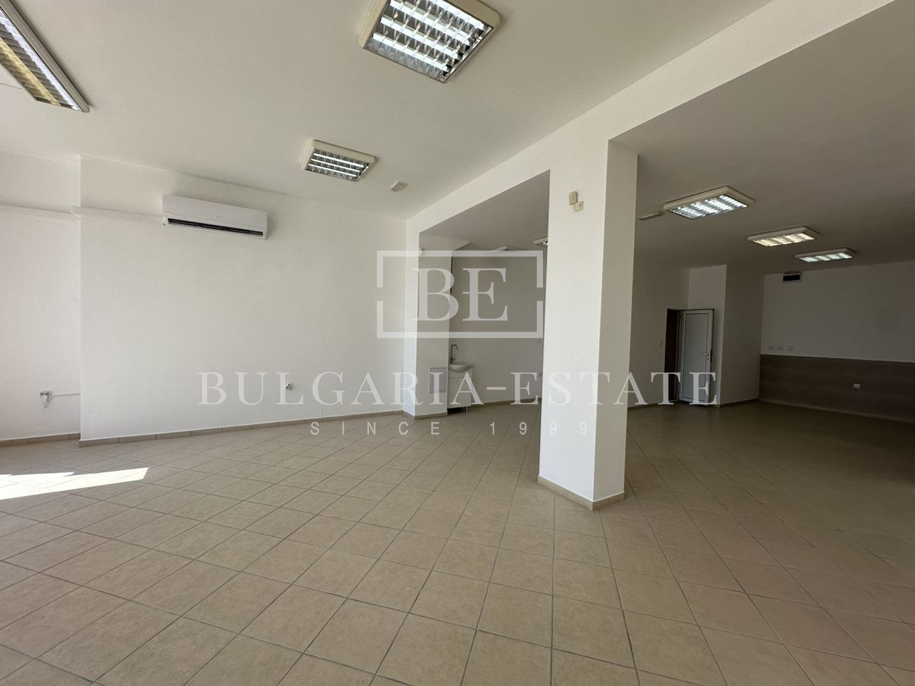 🏢 ТОП ЛОКАЦИЯ! Офис/търговско помещение 125 кв.м. с 20 м витрина, паркинг и отлична видимост - 0