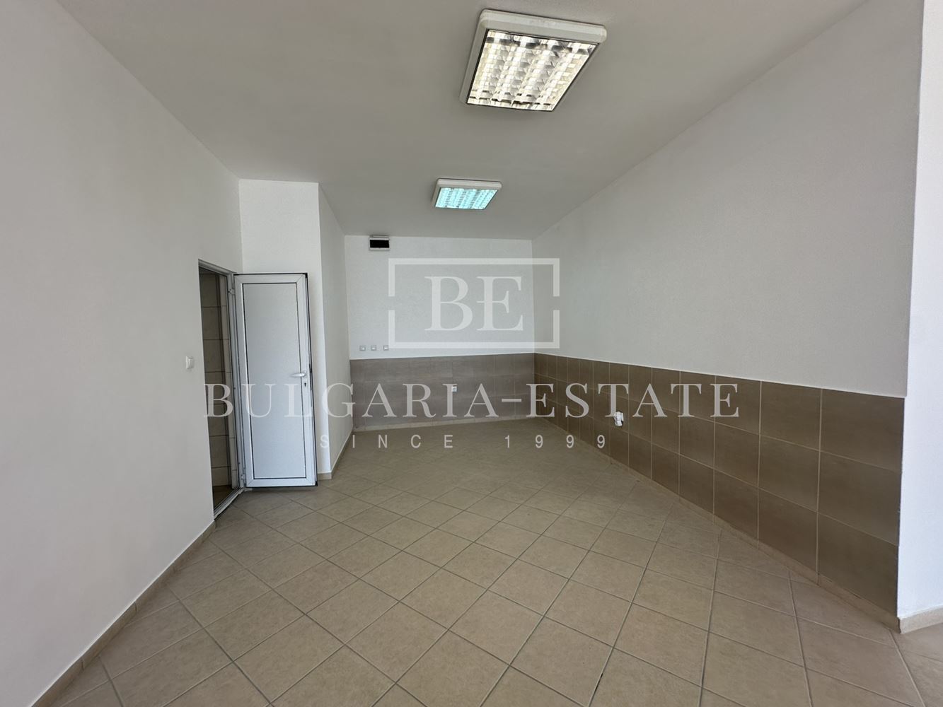 🏢 ТОП ЛОКАЦИЯ! Офис/търговско помещение 125 кв.м. с 20 м витрина, паркинг и отлична видимост - 0