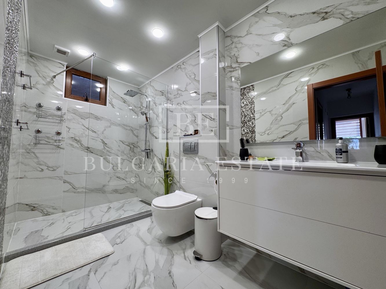 Градска къща с морска панорама за продажба в Св. Никола, Варна | 210 м² | 4 спални | Паркомясто | Акт 16 - 0