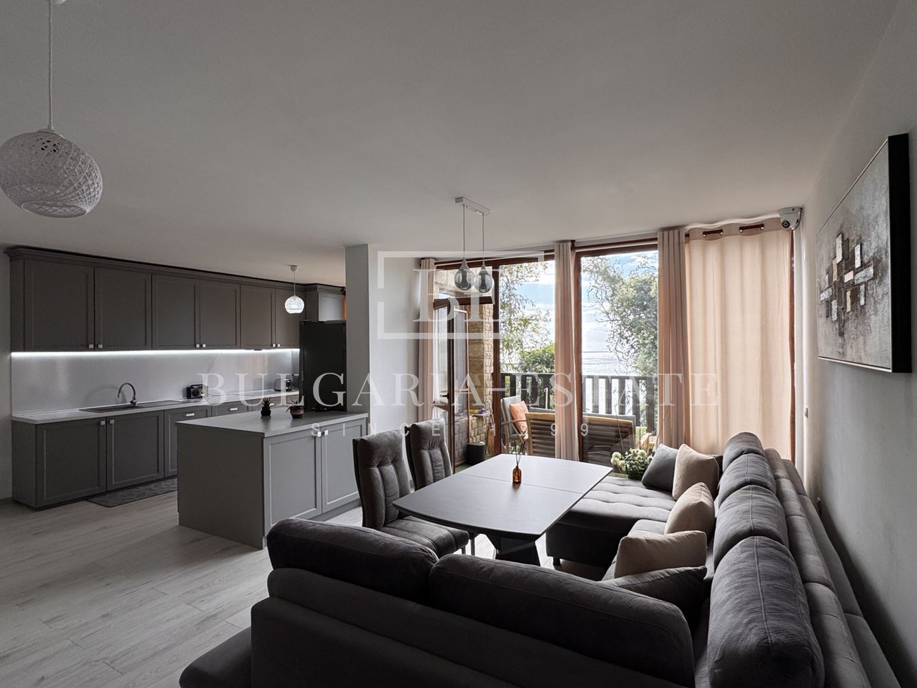 Градска къща с морска панорама за продажба в Св. Никола, Варна | 210 м² | 4 спални | Паркомясто | Акт 16 - 0