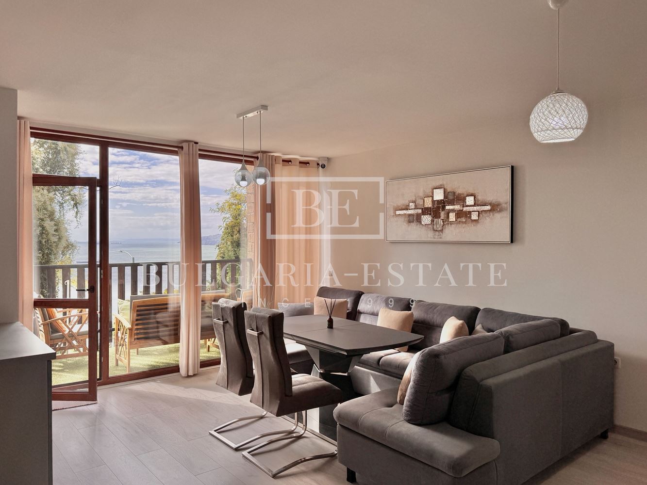 Градска къща с морска панорама за продажба в Св. Никола, Варна | 210 м² | 4 спални | Паркомясто | Акт 16 - 0