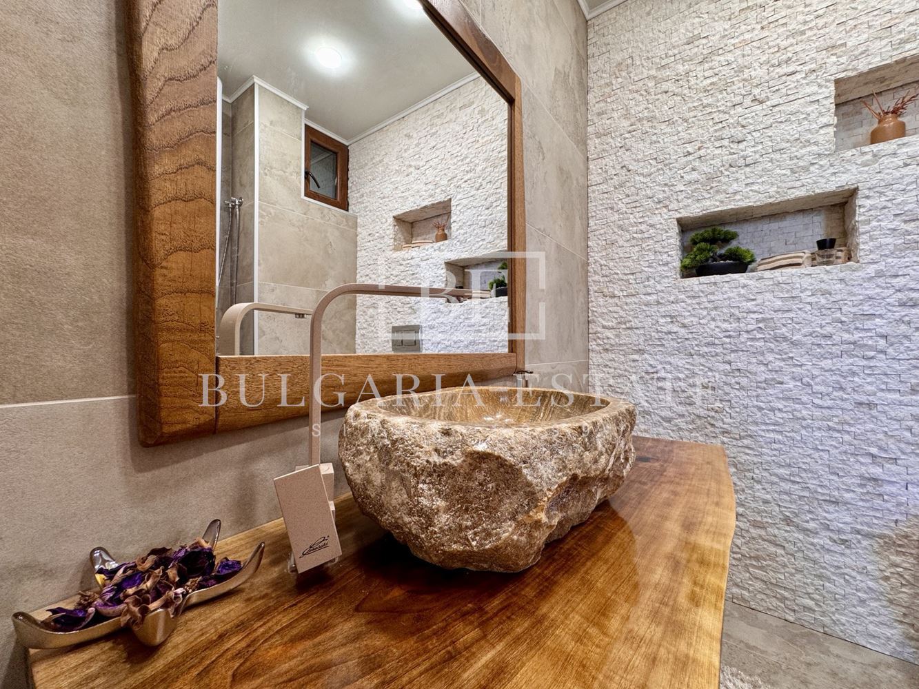Градска къща с морска панорама за продажба в Св. Никола, Варна | 210 м² | 4 спални | Паркомясто | Акт 16 - 0