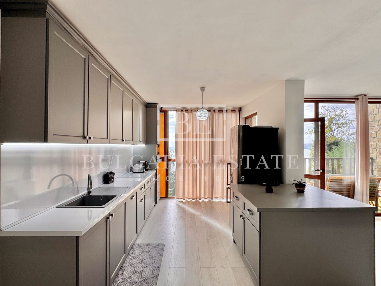 Градска къща с морска панорама за продажба в Св. Никола, Варна | 210 м² | 4 спални | Паркомясто | Акт 16 - 0