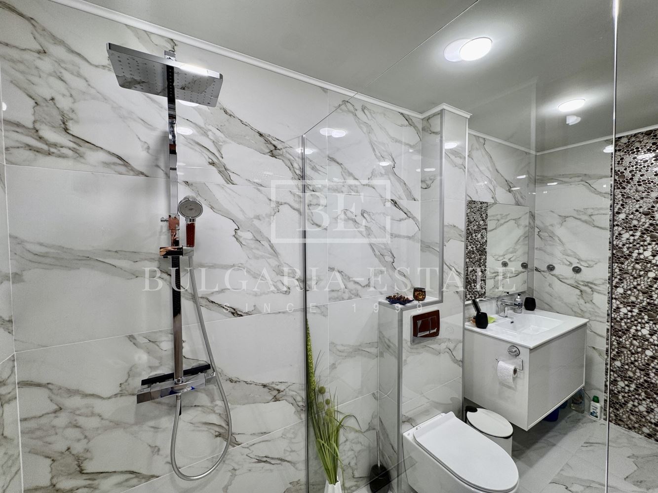 Градска къща с морска панорама за продажба в Св. Никола, Варна | 210 м² | 4 спални | Паркомясто | Акт 16 - 0