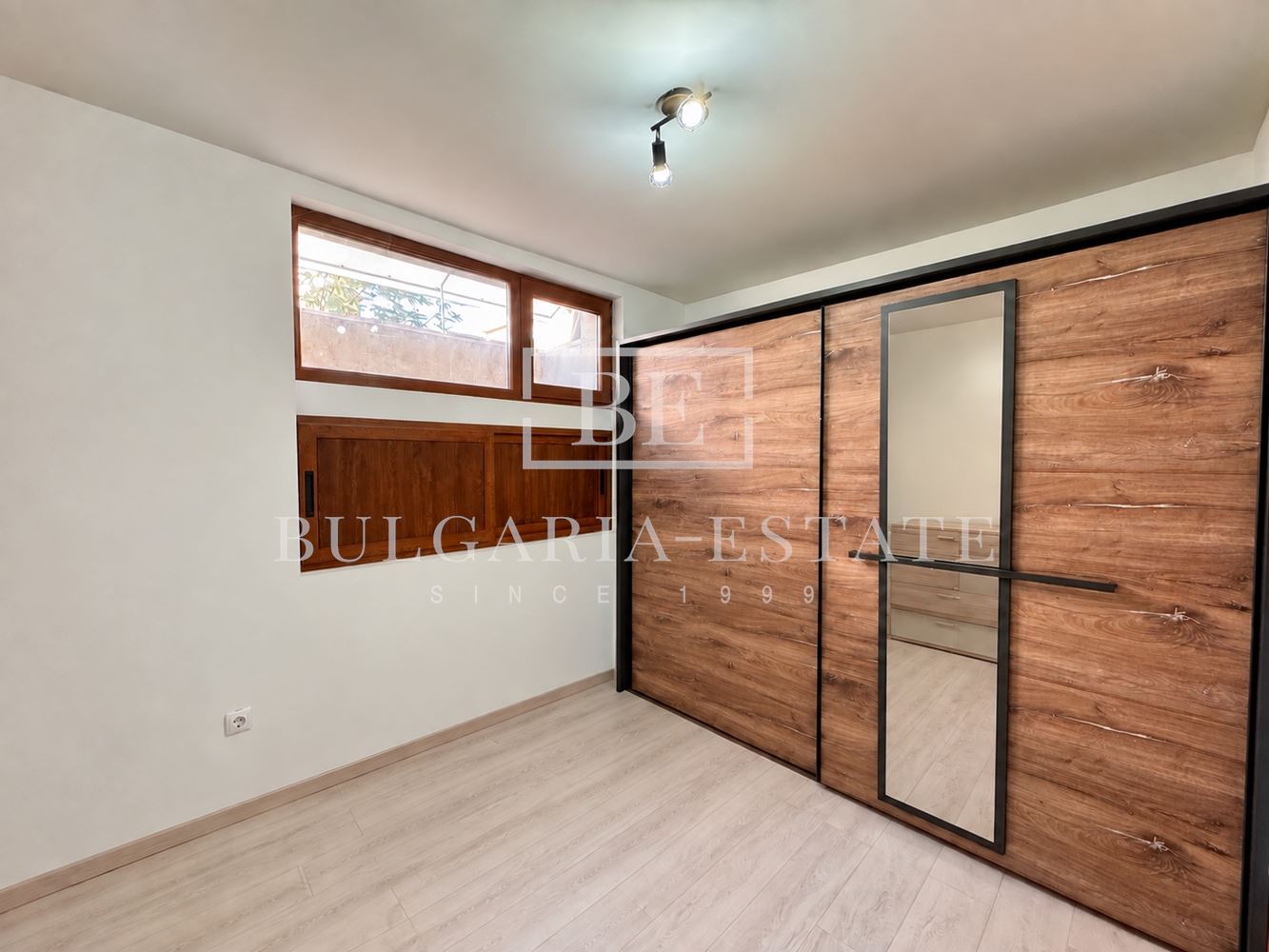 Градска къща с морска панорама за продажба в Св. Никола, Варна | 210 м² | 4 спални | Паркомясто | Акт 16 - 0